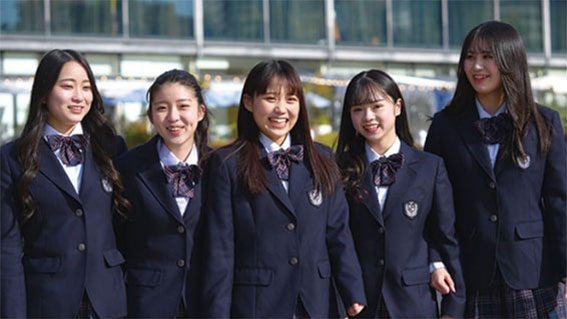 学年みんなと記念撮影をする学生たち