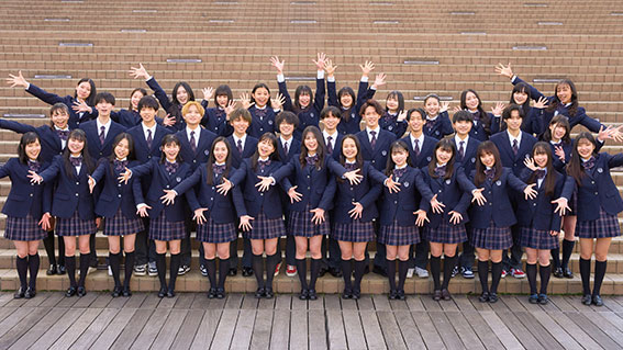 学年みんなと記念撮影をする学生たち