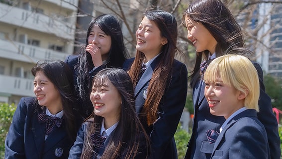 学年みんなと記念撮影をする学生たち