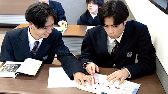 教科書のページを指差し、教え合う学生たち