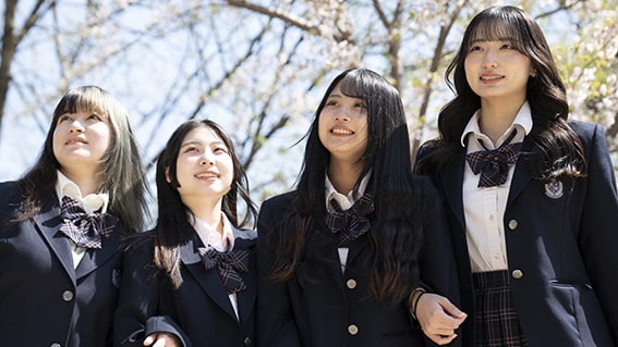 制服を着た学生たち