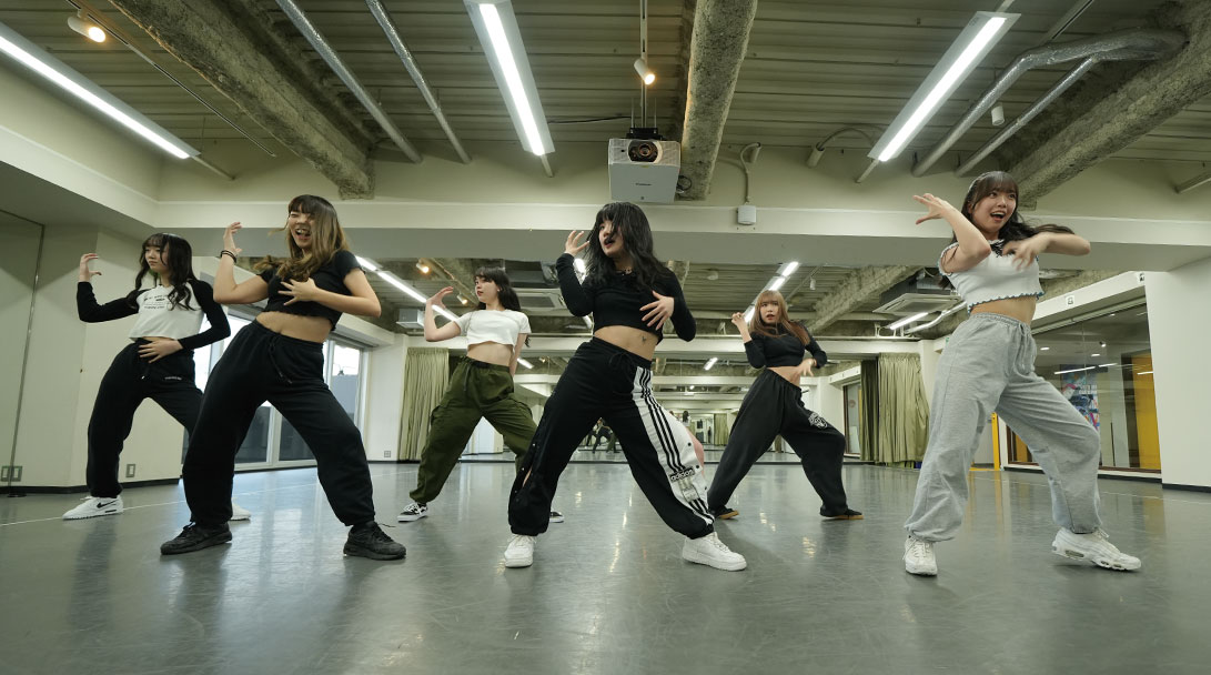 ダンスをする学生たち