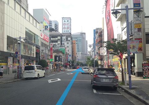 商業施設が立ち並ぶ街並み