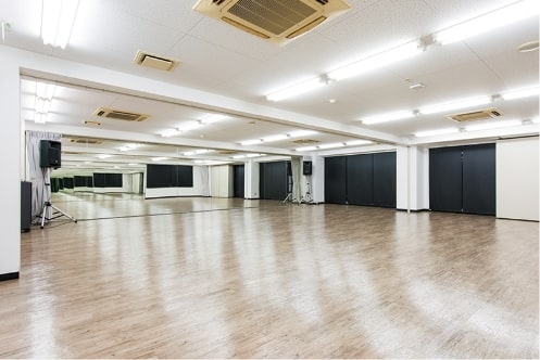 誰もいないダンススタジオ