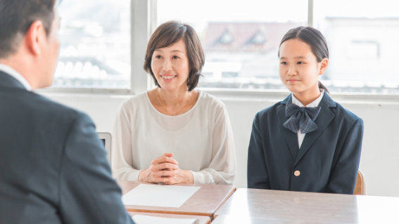 先生、保護者、生徒が話し合う