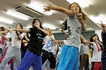 ダンスレッスンを行う学生たち