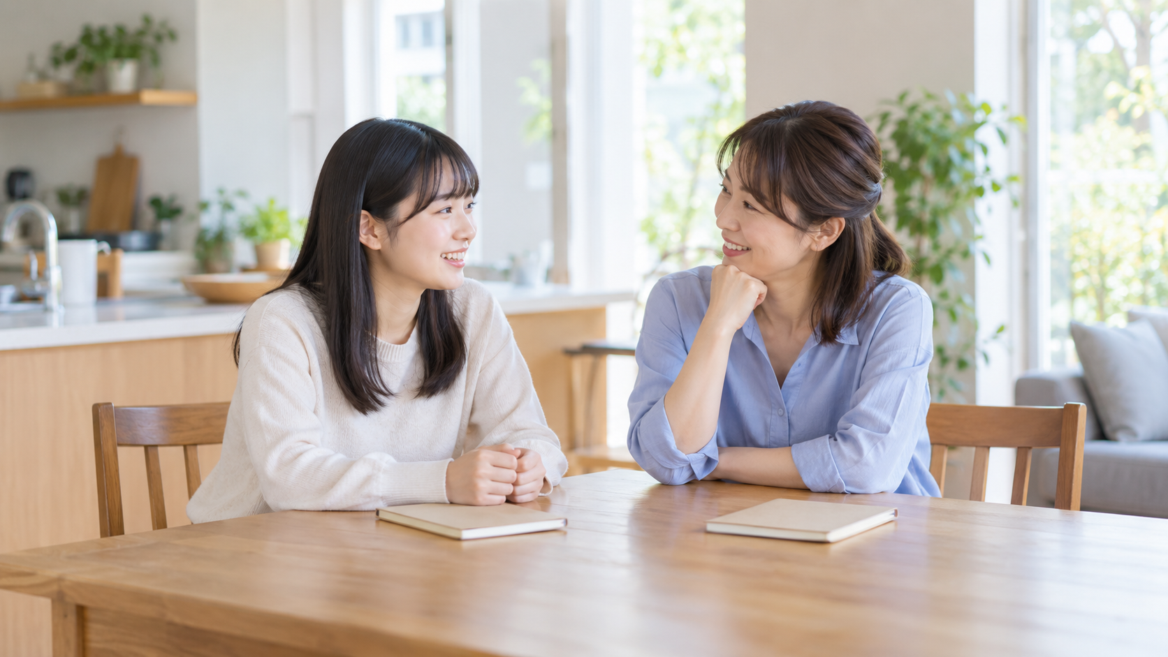 家庭で進学費用について相談する若い女性と保護者のイメージ